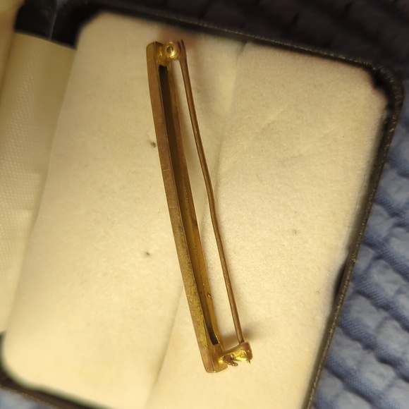 Early century 10K yellow gold etched pin bar 1 7/8" 1.8gm - Picture 4 of 7
